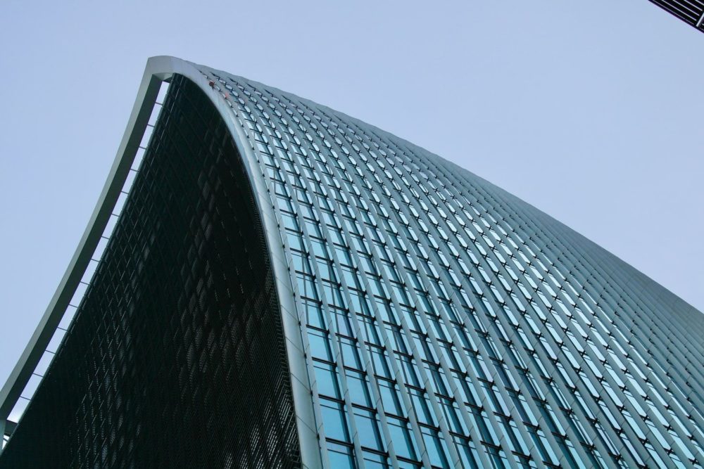 Rozžeravený Londýnsky mrakodrap Walkie Talkie taví autá
