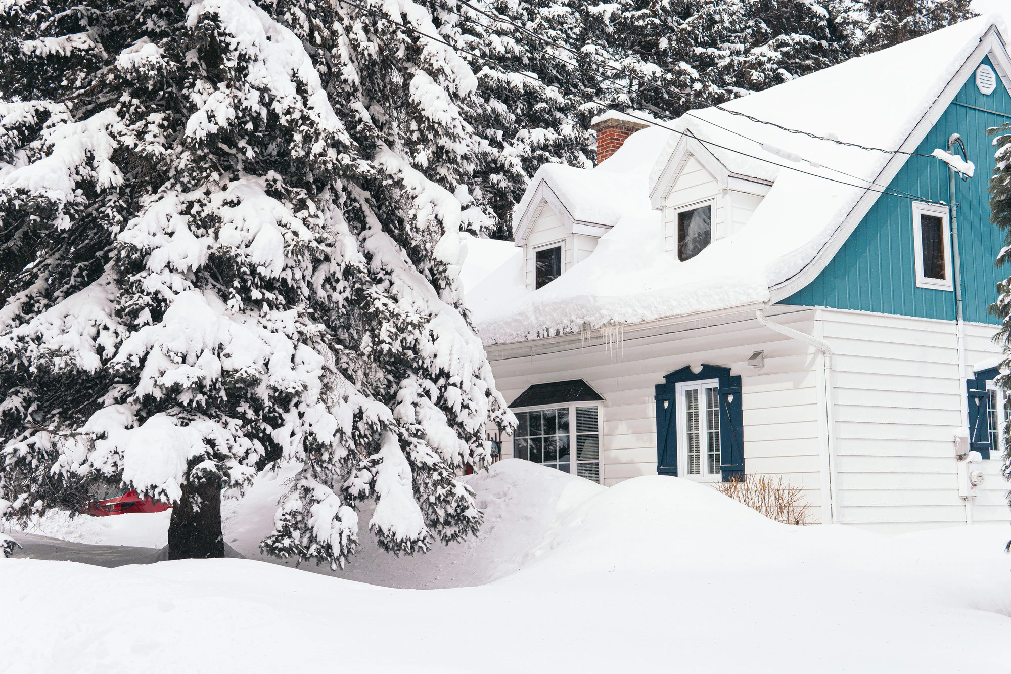 Pozor na sneh na streche, môže ju vážne poškodiť